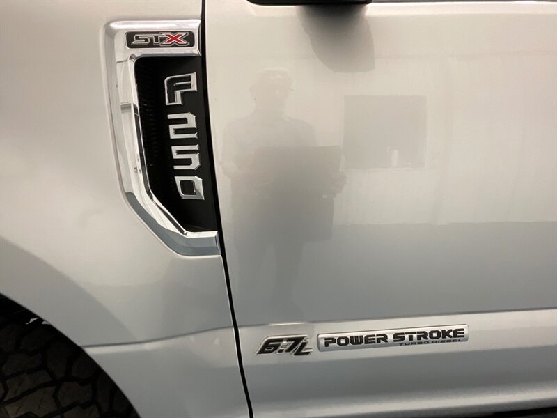 2019 Ford F-250 FX4 / Crew Cab 4X4 / 6.7L DIESEL / LIFTED LIFTED  / Backup Camera - Photo 38 - Gladstone, OR 97027