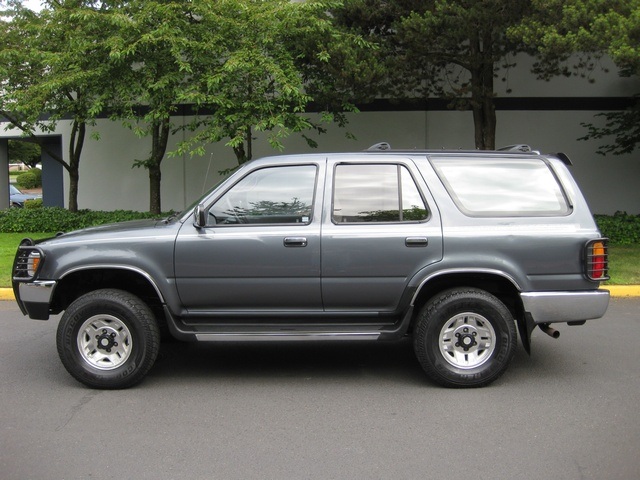 1995 Toyota 4Runner SR5 V6 4X4 AUTO / MOON ROOF / BRUSH GUARD   - Photo 3 - Portland, OR 97217