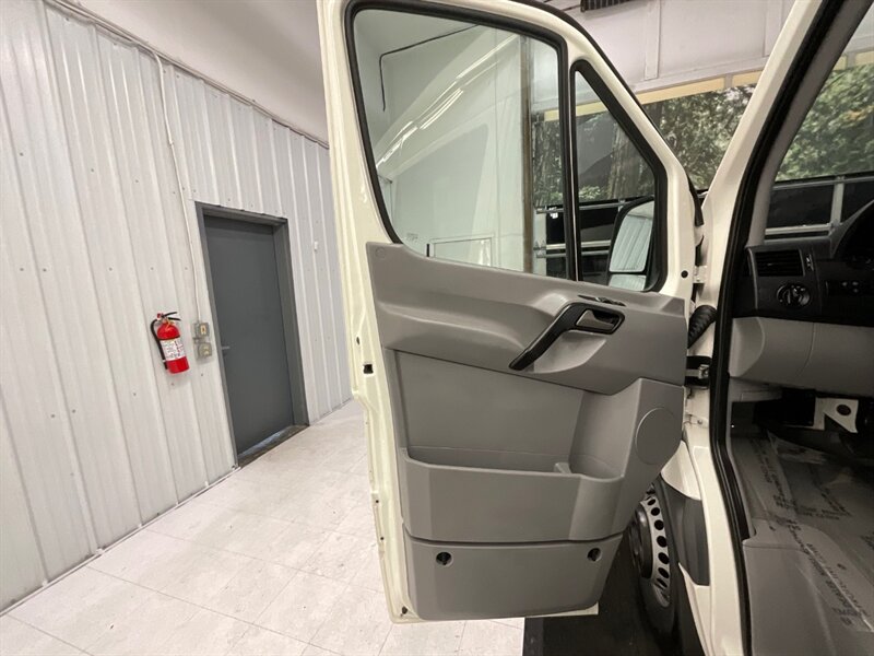 2014 Mercedes-Benz Sprinter 3500 Cargo Van Crew /3.0L DIESEL/HIGHROOF / DUALLY  / 1-OWNER / Backup Camera / 5-Passenger w. CARGO / SHARP & CLEAN !! - Photo 30 - Gladstone, OR 97027