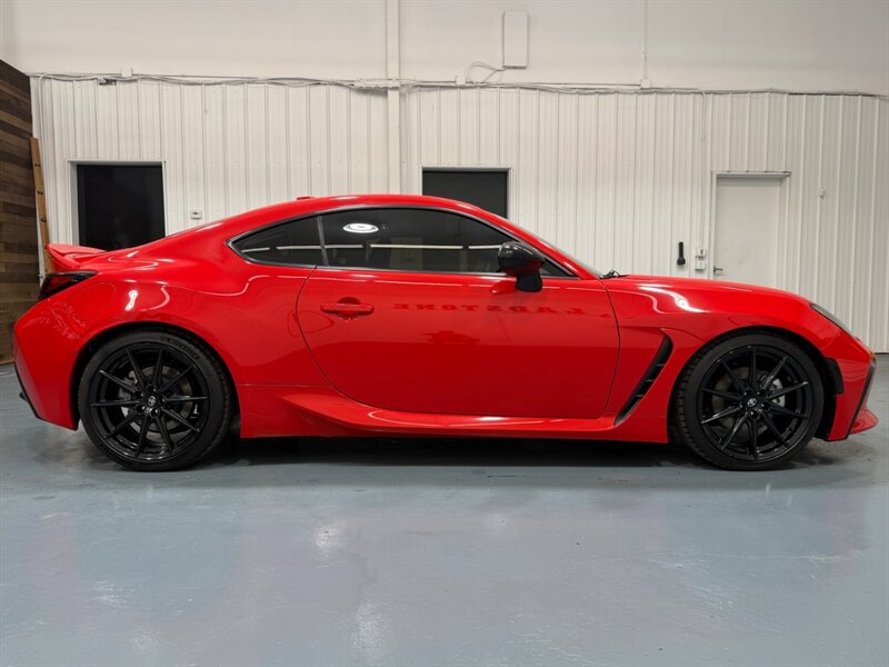 2023 Toyota 86 Premium 2.4L COUPE 2Dr / MANUAL /ONLY 11,171 MILES / 2 Dr Coupe / Local Car RUST FREE - Photo 4 - Gladstone, OR 97027