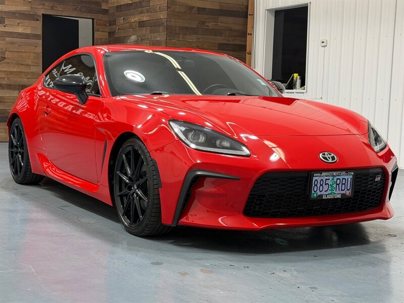 2023 Toyota 86 Premium 2.4L COUPE 2Dr / MANUAL /ONLY 11,171 MILES / 2 Dr Coupe / Local Car RUST FREE - Photo 2 - Gladstone, OR 97027