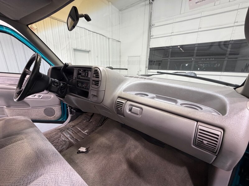 1995 Chevrolet C/K 2500 Series C2500 Silverado Regular Cab 7.4L V8 / 52,000 MILES / LONG BED / ZERO RUST - Photo 18 - Gladstone, OR 97027