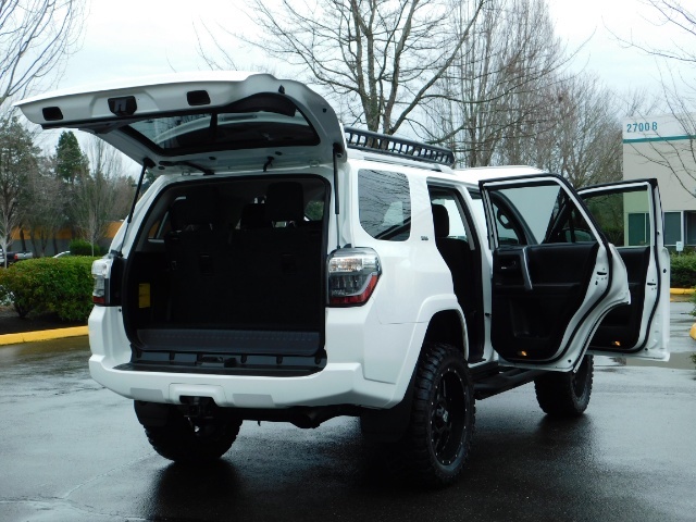 2018 Toyota 4Runner 4X4 V6 / 3RD SEAT / NAVi / CAM / NEW XD's / LIFTED   - Photo 31 - Portland, OR 97217