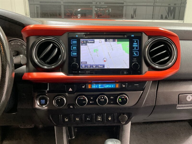 2017 Toyota Tacoma TRD Sport Double Cab 4X4 / V6 / LONG BED/NEW TIRES / Navigation & Backup Camera / Sunroof / Blind Spot Alert / ZERO RUST - Photo 17 - Gladstone, OR 97027