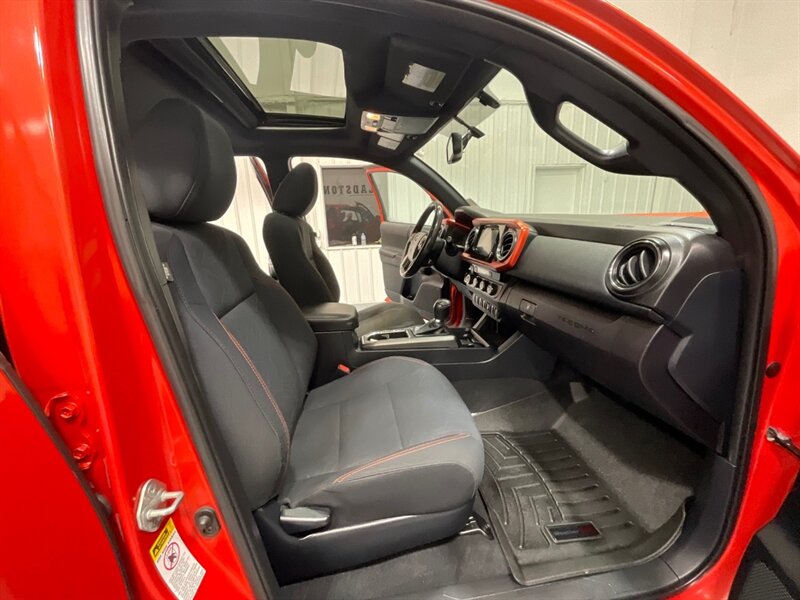 2017 Toyota Tacoma TRD Sport Double Cab 4X4 / V6 / LONG BED/NEW TIRES / Navigation & Backup Camera / Sunroof / Blind Spot Alert / ZERO RUST - Photo 15 - Gladstone, OR 97027