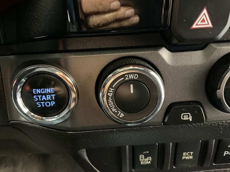 2017 Toyota Tacoma TRD Sport Double Cab 4X4 / V6 / LONG BED/NEW TIRES / Navigation & Backup Camera / Sunroof / Blind Spot Alert / ZERO RUST - Photo 20 - Gladstone, OR 97027