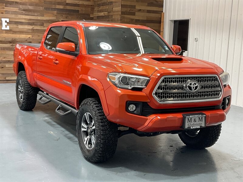 2017 Toyota Tacoma TRD Sport Double Cab 4X4 / V6 / LONG BED/NEW TIRES / Navigation & Backup Camera / Sunroof / Blind Spot Alert / ZERO RUST - Photo 2 - Gladstone, OR 97027