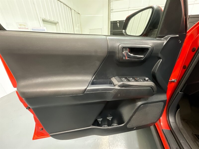 2017 Toyota Tacoma TRD Sport Double Cab 4X4 / V6 / LONG BED/NEW TIRES / Navigation & Backup Camera / Sunroof / Blind Spot Alert / ZERO RUST - Photo 32 - Gladstone, OR 97027