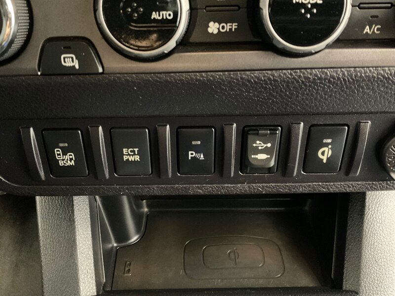 2017 Toyota Tacoma TRD Sport Double Cab 4X4 / V6 / LONG BED/NEW TIRES / Navigation & Backup Camera / Sunroof / Blind Spot Alert / ZERO RUST - Photo 19 - Gladstone, OR 97027