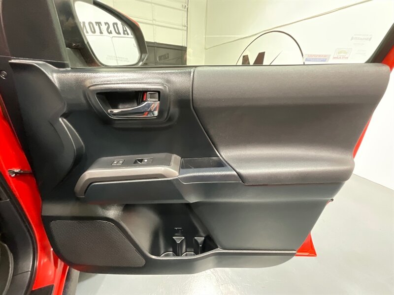 2017 Toyota Tacoma TRD Sport Double Cab 4X4 / V6 / LONG BED/NEW TIRES / Navigation & Backup Camera / Sunroof / Blind Spot Alert / ZERO RUST - Photo 33 - Gladstone, OR 97027