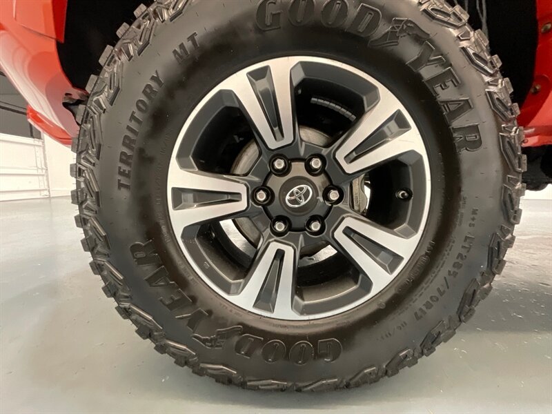 2017 Toyota Tacoma TRD Sport Double Cab 4X4 / V6 / LONG BED/NEW TIRES / Navigation & Backup Camera / Sunroof / Blind Spot Alert / ZERO RUST - Photo 49 - Gladstone, OR 97027