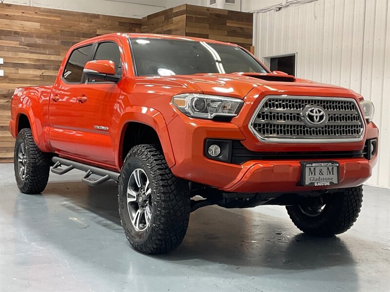 2017 Toyota Tacoma TRD Sport Double Cab 4X4 / V6 / LONG BED/NEW TIRES / Navigation & Backup Camera / Sunroof / Blind Spot Alert / ZERO RUST - Photo 60 - Gladstone, OR 97027