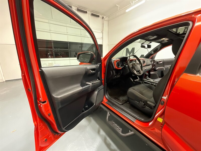 2017 Toyota Tacoma TRD Sport Double Cab 4X4 / V6 / LONG BED/NEW TIRES / Navigation & Backup Camera / Sunroof / Blind Spot Alert / ZERO RUST - Photo 31 - Gladstone, OR 97027