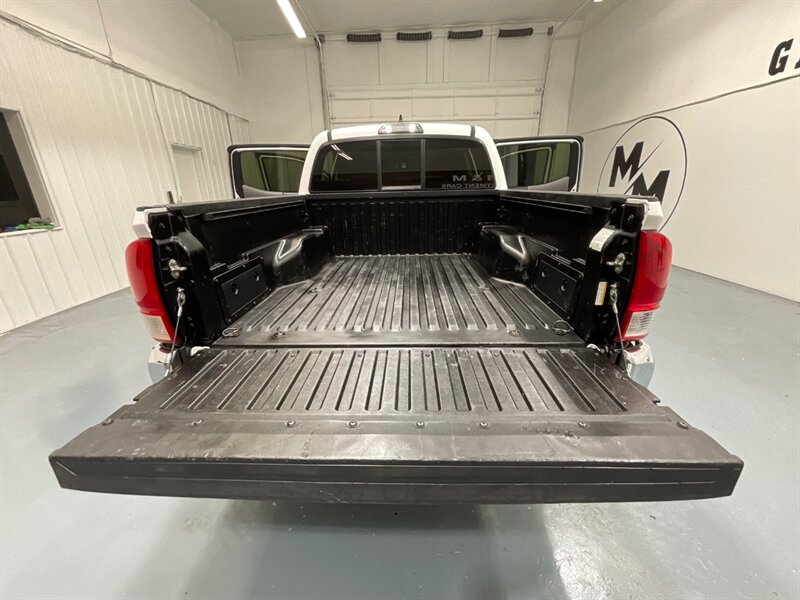 2017 Toyota Tacoma SR5 V6 Double Cab 4X4 / 3.5L V6 / Backup Camera  / NO RUST - Photo 10 - Gladstone, OR 97027