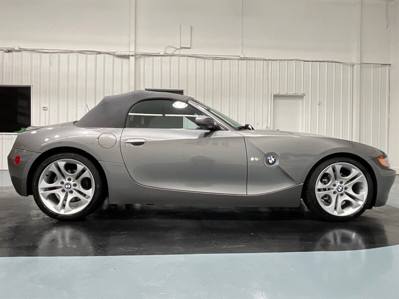 2003 BMW Z4 3.0i Roadster 2Dr Convertible / ONLY 38,000 MILES  / Premium & Sport Pkgs - Photo 4 - Gladstone, OR 97027