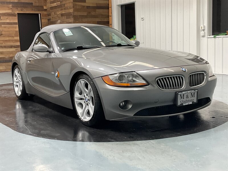 2003 BMW Z4 3.0i Roadster 2Dr Convertible / ONLY 38,000 MILES  / Premium & Sport Pkgs - Photo 2 - Gladstone, OR 97027