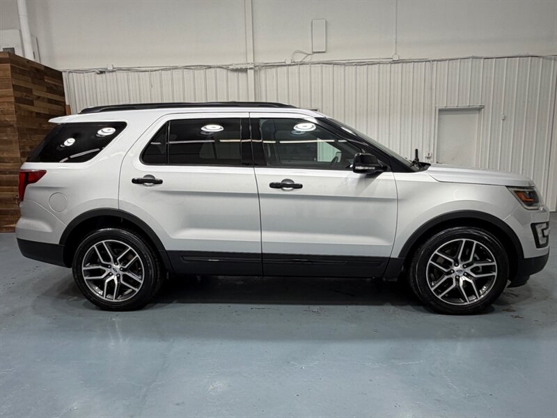 2017 Ford Explorer Sport AWD 3.5L ECOBOOST /3RD ROW SEAT /LEATHER / Heated & Cooled Leather Seats / Navi & Camera - Photo 4 - Gladstone, OR 97027