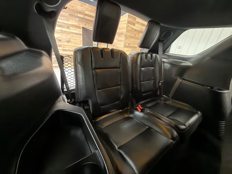 2017 Ford Explorer Sport AWD 3.5L ECOBOOST /3RD ROW SEAT /LEATHER / Heated & Cooled Leather Seats / Navi & Camera - Photo 13 - Gladstone, OR 97027