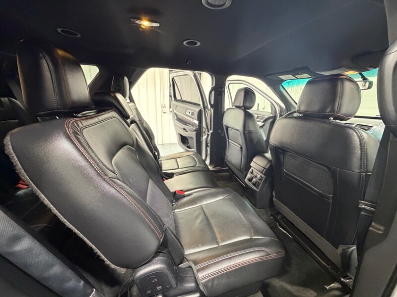 2017 Ford Explorer Sport AWD 3.5L ECOBOOST /3RD ROW SEAT /LEATHER / Heated & Cooled Leather Seats / Navi & Camera - Photo 14 - Gladstone, OR 97027