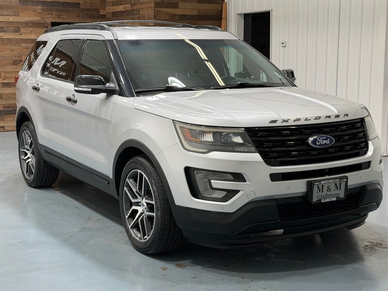 2017 Ford Explorer Sport AWD 3.5L ECOBOOST /3RD ROW SEAT /LEATHER / Heated & Cooled Leather Seats / Navi & Camera - Photo 2 - Gladstone, OR 97027
