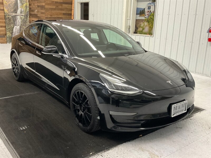 2018 Tesla Model 3 Long Range Sedan / AUTO PILOT / NEW WHEELS & TIRES  / Leather & Heated seats / LONG RANGE / 76,000 MILES - Photo 2 - Gladstone, OR 97027