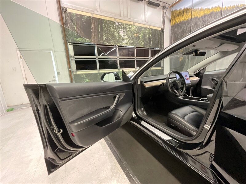 2018 Tesla Model 3 Long Range Sedan / AUTO PILOT / NEW WHEELS & TIRES  / Leather & Heated seats / LONG RANGE / 76,000 MILES - Photo 11 - Gladstone, OR 97027