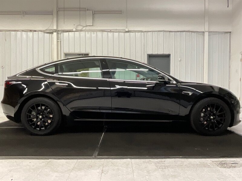 2018 Tesla Model 3 Long Range Sedan / AUTO PILOT / NEW WHEELS & TIRES  / Leather & Heated seats / LONG RANGE / 76,000 MILES - Photo 4 - Gladstone, OR 97027