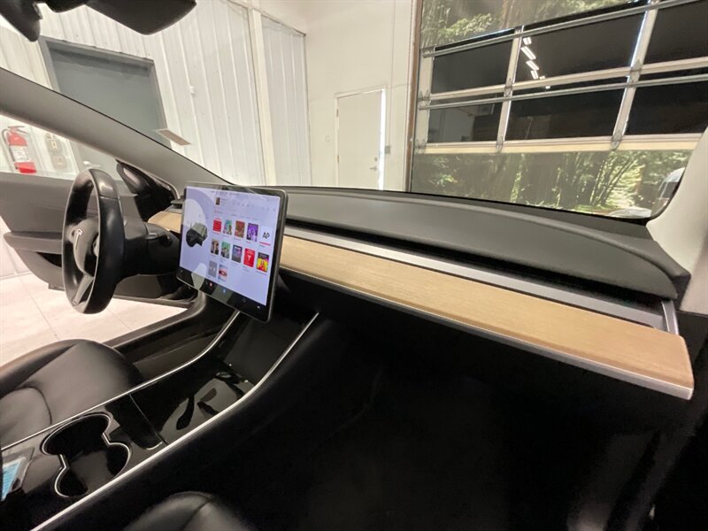 2018 Tesla Model 3 Long Range Sedan / AUTO PILOT / NEW WHEELS & TIRES  / Leather & Heated seats / LONG RANGE / 76,000 MILES - Photo 17 - Gladstone, OR 97027