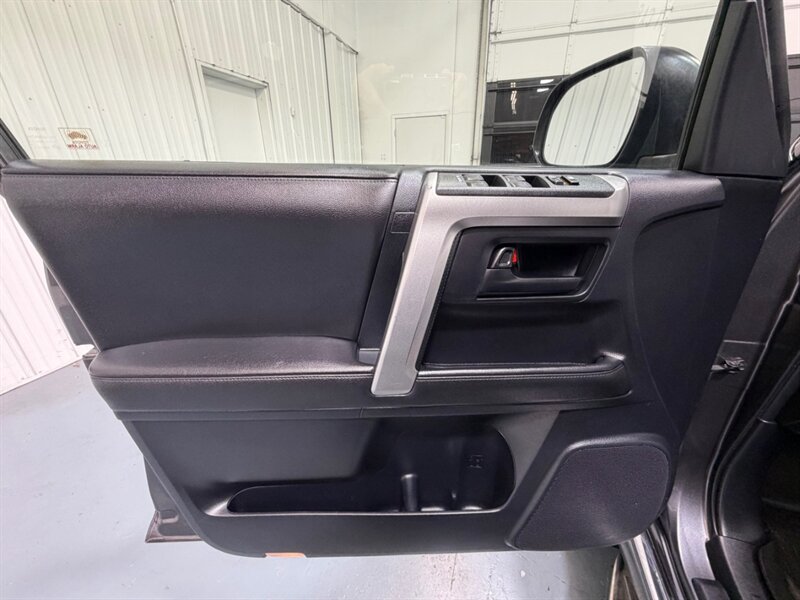 2012 Toyota 4Runner Limited 4x4 /Leather Heated seats / Sunroof /ZERO RUST / Navigation & Backup Camera - Photo 33 - Gladstone, OR 97027