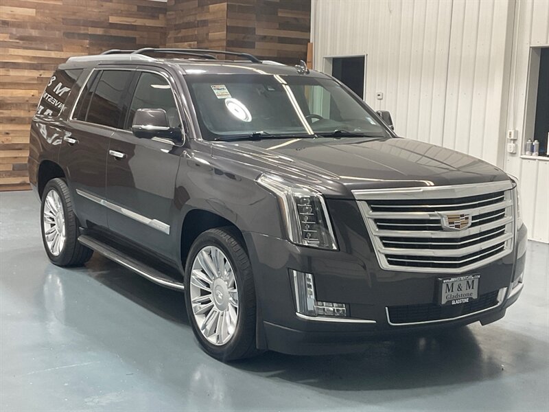 2016 Cadillac Escalade Platinum 4X4 / 6.2L V8 / Leather Sunroof / 1-OWNER  / FULLY LOADED LOCAL SUV - Photo 2 - Gladstone, OR 97027