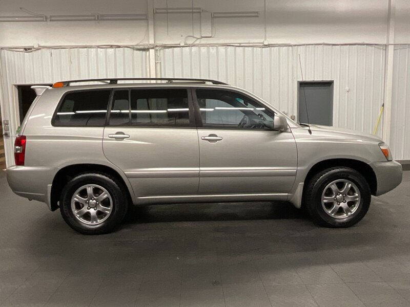 2005 Toyota Highlander 3RD ROW SEAT / Sport Utility / Excel Cond   - Photo 4 - Gladstone, OR 97027