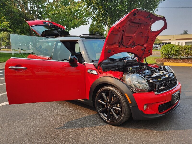 2013 MINI Cooper S 1.6L TURBO / Leather / PANO ROOF / 6-SPEED MANUAL / Hardtop / COLD WEATHER PKG / Continental Tires - Photo 28 - Portland, OR 97217