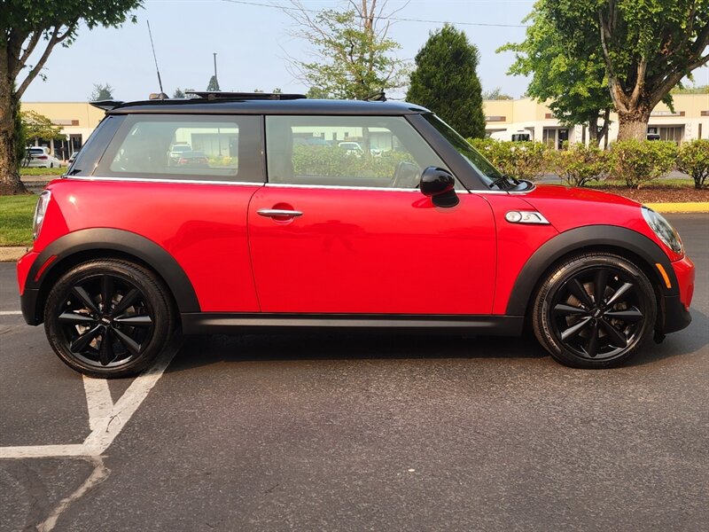 2013 MINI Cooper S 1.6L TURBO / Leather / PANO ROOF / 6-SPEED MANUAL / Hardtop / COLD WEATHER PKG / Continental Tires - Photo 4 - Portland, OR 97217