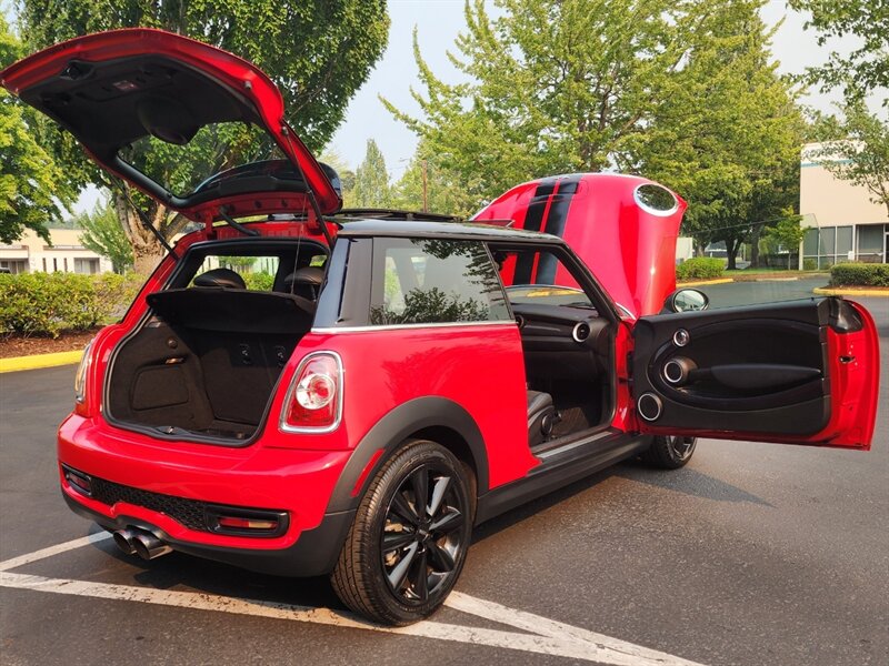 2013 MINI Cooper S 1.6L TURBO / Leather / PANO ROOF / 6-SPEED MANUAL / Hardtop / COLD WEATHER PKG / Continental Tires - Photo 29 - Portland, OR 97217