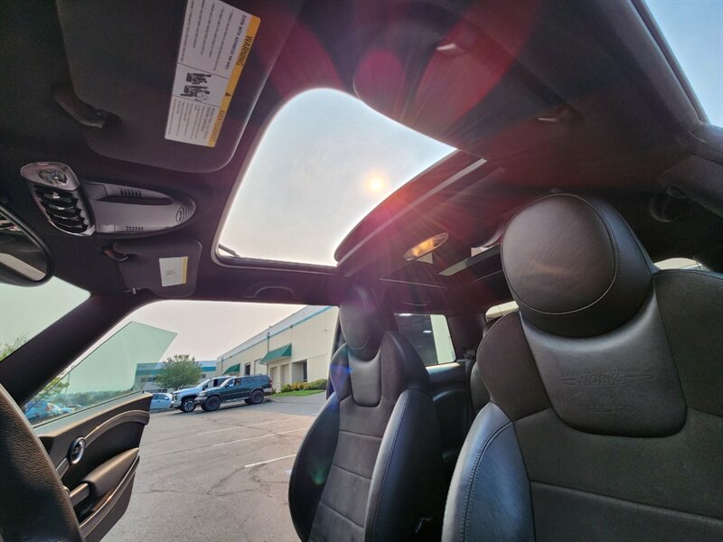 2013 MINI Cooper S 1.6L TURBO / Leather / PANO ROOF / 6-SPEED MANUAL / Hardtop / COLD WEATHER PKG / Continental Tires - Photo 45 - Portland, OR 97217