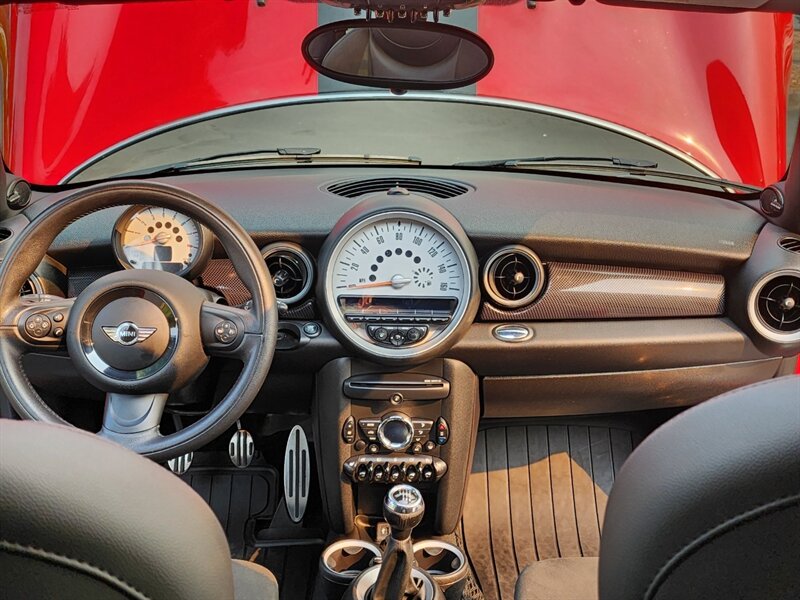 2013 MINI Cooper S 1.6L TURBO / Leather / PANO ROOF / 6-SPEED MANUAL / Hardtop / COLD WEATHER PKG / Continental Tires - Photo 37 - Portland, OR 97217