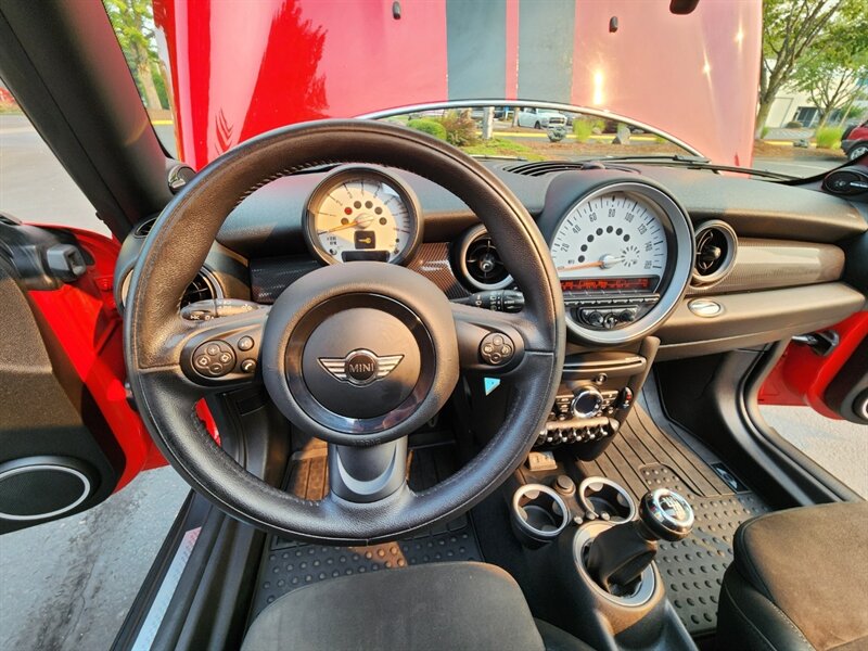 2013 MINI Cooper S 1.6L TURBO / Leather / PANO ROOF / 6-SPEED MANUAL / Hardtop / COLD WEATHER PKG / Continental Tires - Photo 39 - Portland, OR 97217