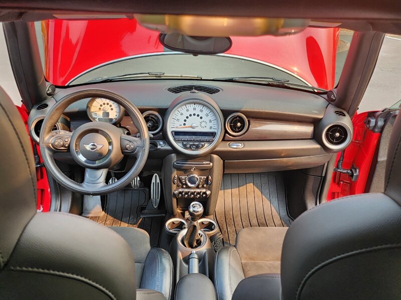 2013 MINI Cooper S 1.6L TURBO / Leather / PANO ROOF / 6-SPEED MANUAL / Hardtop / COLD WEATHER PKG / Continental Tires - Photo 17 - Portland, OR 97217
