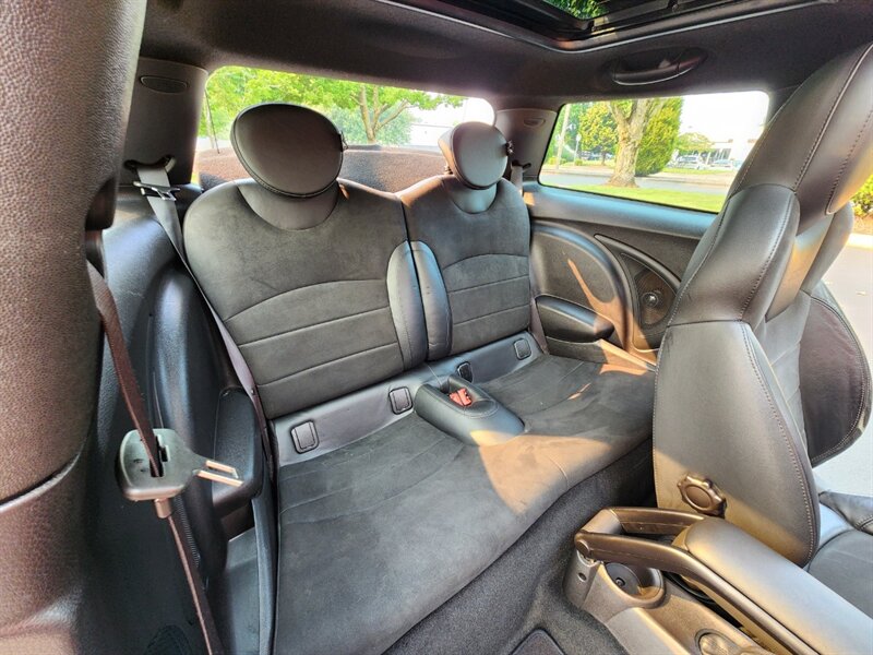 2013 MINI Cooper S 1.6L TURBO / Leather / PANO ROOF / 6-SPEED MANUAL / Hardtop / COLD WEATHER PKG / Continental Tires - Photo 15 - Portland, OR 97217