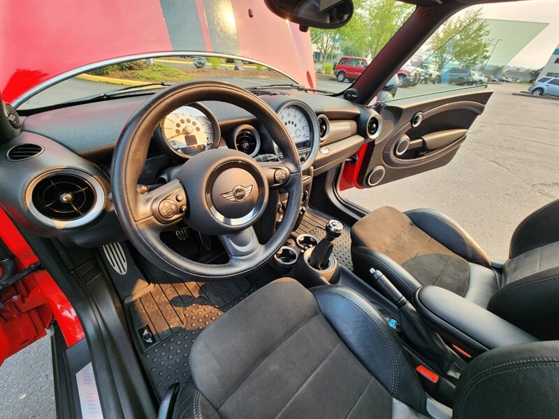 2013 MINI Cooper S 1.6L TURBO / Leather / PANO ROOF / 6-SPEED MANUAL / Hardtop / COLD WEATHER PKG / Continental Tires - Photo 38 - Portland, OR 97217