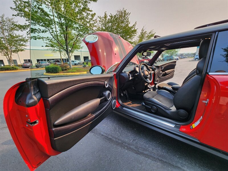 2013 MINI Cooper S 1.6L TURBO / Leather / PANO ROOF / 6-SPEED MANUAL / Hardtop / COLD WEATHER PKG / Continental Tires - Photo 33 - Portland, OR 97217