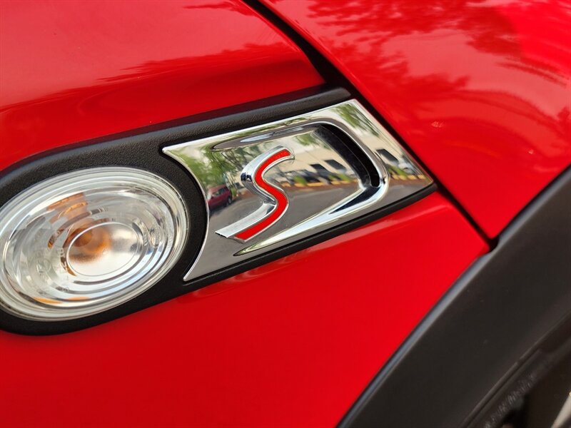 2013 MINI Cooper S 1.6L TURBO / Leather / PANO ROOF / 6-SPEED MANUAL / Hardtop / COLD WEATHER PKG / Continental Tires - Photo 48 - Portland, OR 97217