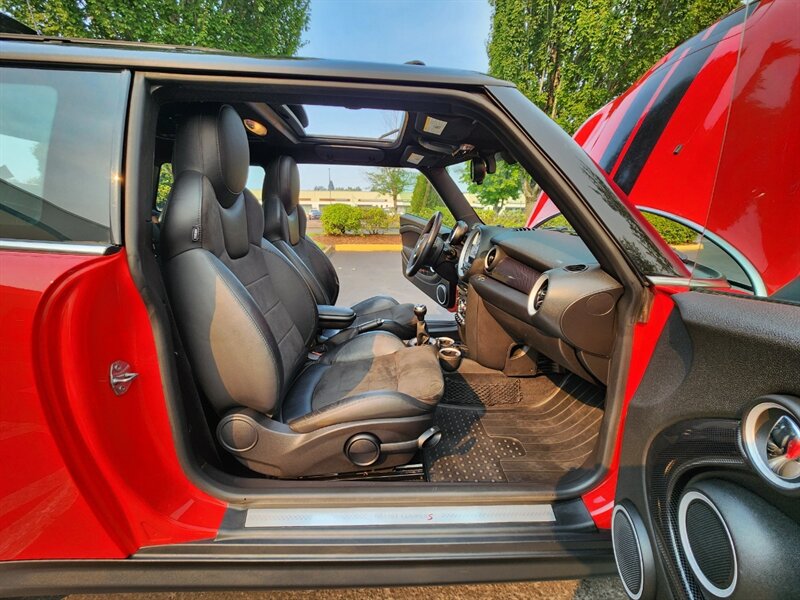 2013 MINI Cooper S 1.6L TURBO / Leather / PANO ROOF / 6-SPEED MANUAL / Hardtop / COLD WEATHER PKG / Continental Tires - Photo 14 - Portland, OR 97217