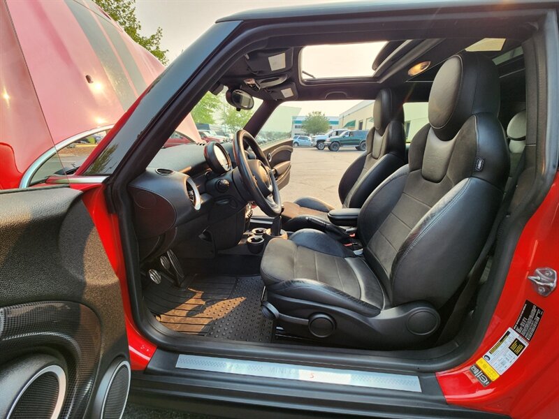 2013 MINI Cooper S 1.6L TURBO / Leather / PANO ROOF / 6-SPEED MANUAL / Hardtop / COLD WEATHER PKG / Continental Tires - Photo 13 - Portland, OR 97217
