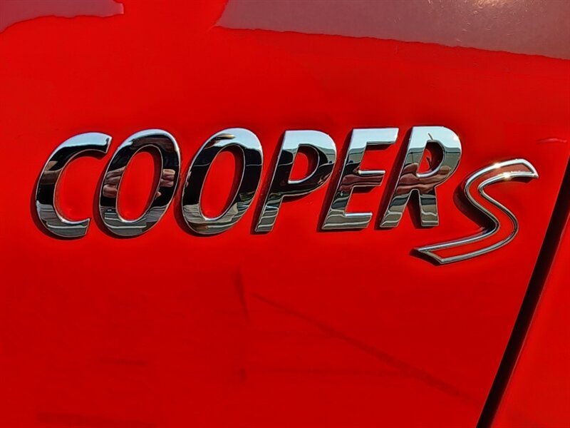 2013 MINI Cooper S 1.6L TURBO / Leather / PANO ROOF / 6-SPEED MANUAL / Hardtop / COLD WEATHER PKG / Continental Tires - Photo 47 - Portland, OR 97217