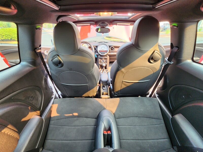 2013 MINI Cooper S 1.6L TURBO / Leather / PANO ROOF / 6-SPEED MANUAL / Hardtop / COLD WEATHER PKG / Continental Tires - Photo 12 - Portland, OR 97217