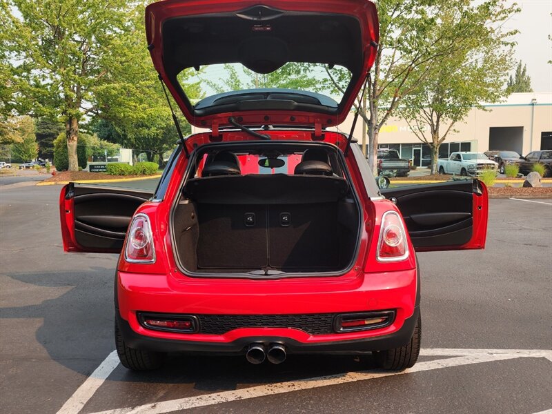 2013 MINI Cooper S 1.6L TURBO / Leather / PANO ROOF / 6-SPEED MANUAL / Hardtop / COLD WEATHER PKG / Continental Tires - Photo 22 - Portland, OR 97217