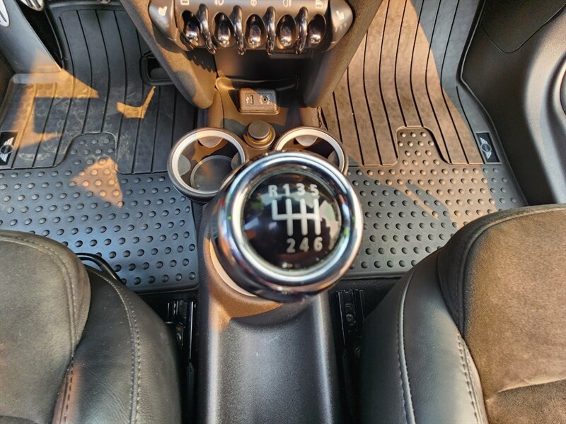 2013 MINI Cooper S 1.6L TURBO / Leather / PANO ROOF / 6-SPEED MANUAL / Hardtop / COLD WEATHER PKG / Continental Tires - Photo 43 - Portland, OR 97217