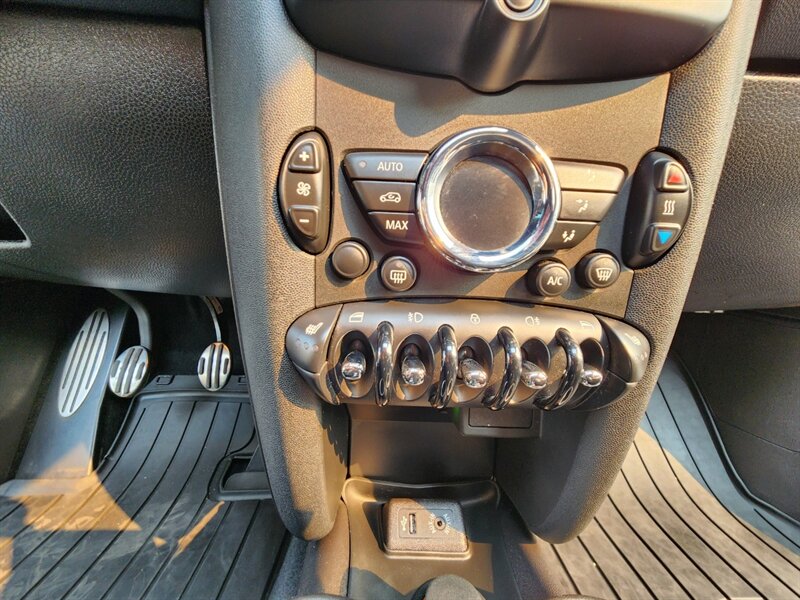 2013 MINI Cooper S 1.6L TURBO / Leather / PANO ROOF / 6-SPEED MANUAL / Hardtop / COLD WEATHER PKG / Continental Tires - Photo 19 - Portland, OR 97217