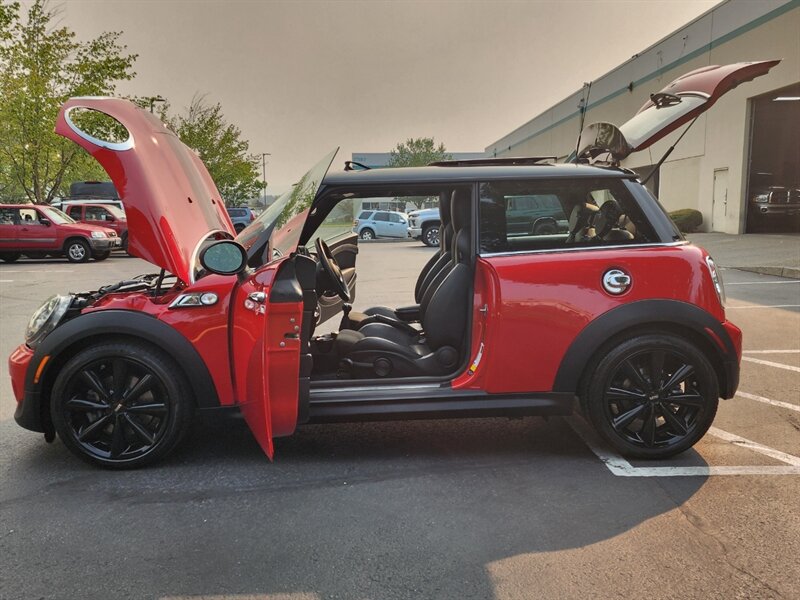2013 MINI Cooper S 1.6L TURBO / Leather / PANO ROOF / 6-SPEED MANUAL / Hardtop / COLD WEATHER PKG / Continental Tires - Photo 23 - Portland, OR 97217